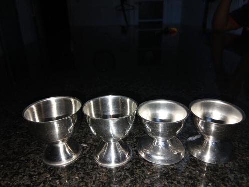 Te koop: Set van 4 eierdopjes van roestvrij staal!, Huis en Inrichting, Keuken | Bestek, Ophalen of Verzenden