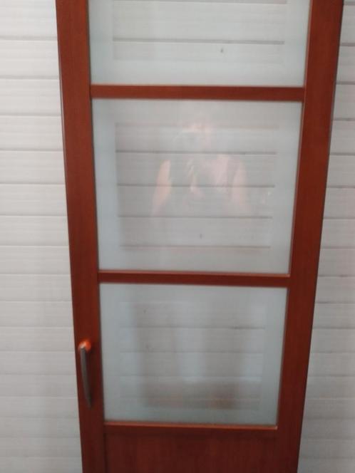 1 hoge kast met glazen deur en 1 kleine bruine kast, Huis en Inrichting, Kasten | Overige, Zo goed als nieuw, Ophalen