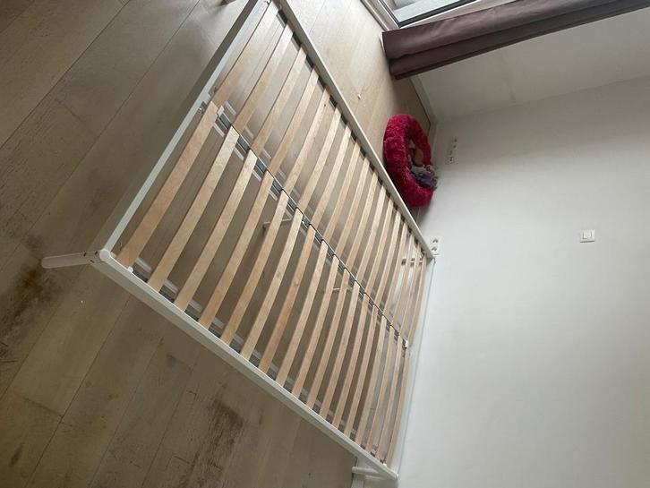 IKEA VEVELSTAD bedframe wit – 140x200 cm – in nieuwstaat, Huis en Inrichting, Slaapkamer | Matrassen en Bedbodems, Zo goed als nieuw