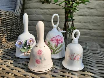 4 cloches de table en porcelaine à décor floral