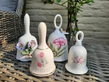 4 porseleinen tafelbellen met bloemdecor