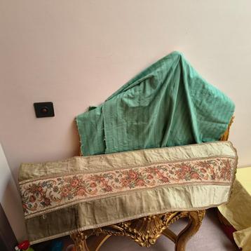 Groene loper voor op een dressoirkast (2m40 breed) beschikbaar voor biedingen