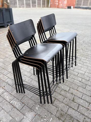 hoge stoelen beschikbaar voor biedingen