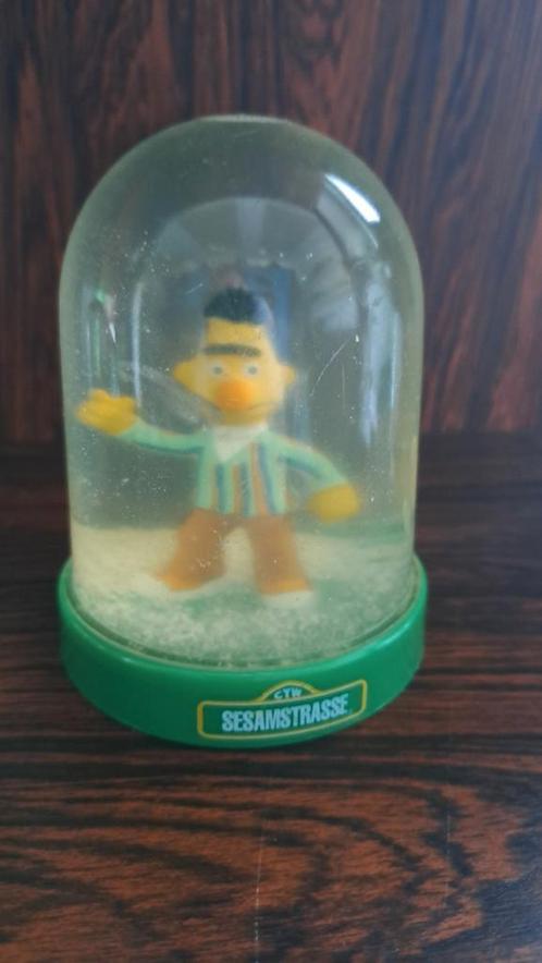 Sesamstraat Bert Sneeuwbol snowglobe Bullyland, Verzamelen, Poppetjes en Figuurtjes, Zo goed als nieuw, Ophalen of Verzenden