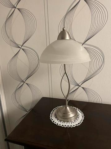 Tafellamp met electriciteitssnoer beschikbaar voor biedingen