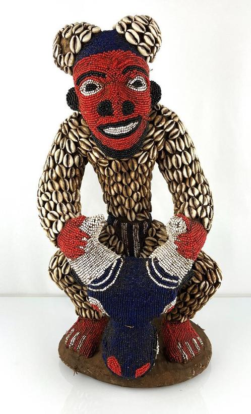 Afrikaans Bamoun kralen beeld uit Kameroen, Antiek en Kunst, Kunst | Niet-Westerse kunst, Ophalen of Verzenden