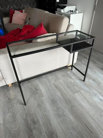 Glazen laptop tafel beschikbaar voor biedingen