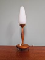 Lampe de table scandinave en teck et verre satiné blanc, Antiquités & Art, Enlèvement ou Envoi