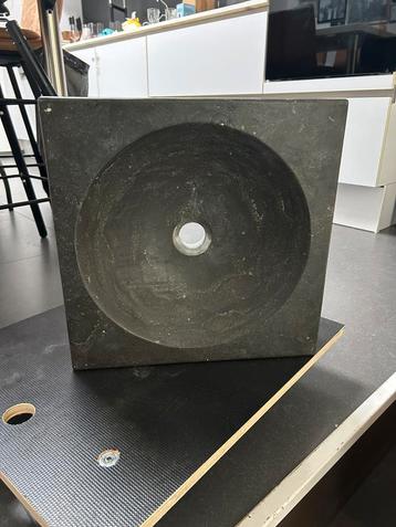 Natuurstenen pompbak – 40 x 40 cm, hoogte 10 cm beschikbaar voor biedingen