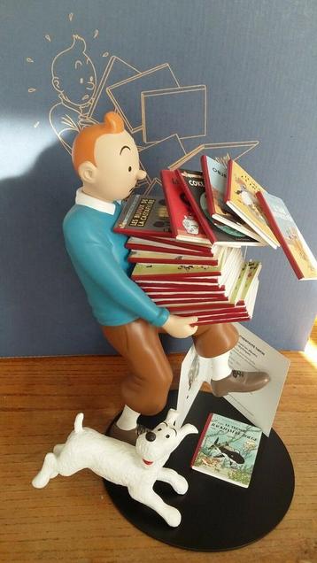 Figurine tintin tenant les albums édition 2011 beschikbaar voor biedingen