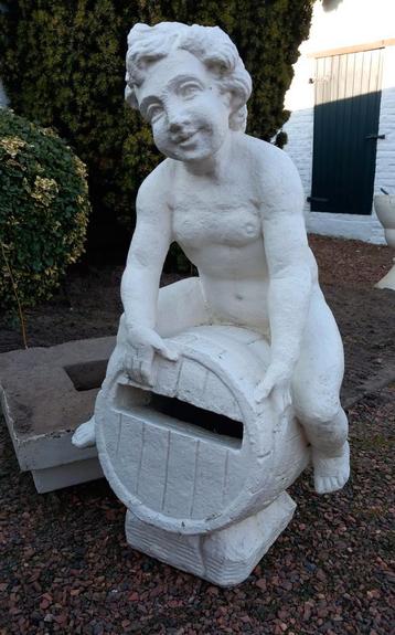 Brievenbus met groot kind op ton beschikbaar voor biedingen