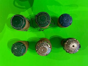 6 oude zeldzame Champagne capsules Moët & Chandon op kurk beschikbaar voor biedingen