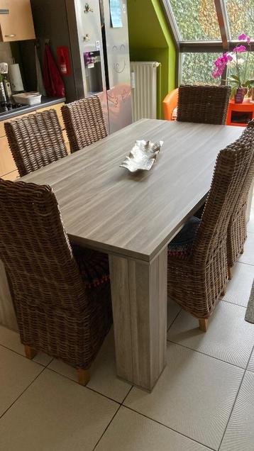 Eettafel met 6 robuuste rieten stoelen beschikbaar voor biedingen