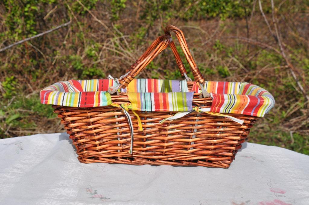 panier en rotin avec tissu ligné, Maison & Meubles, Accessoires pour la Maison | Plataux & Paniers, Enlèvement ou Envoi, Osier