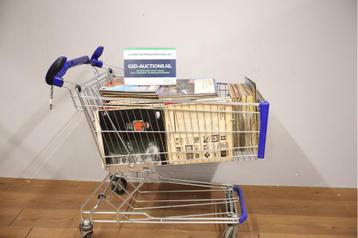 Winkelkar Vol met Vintage Langspeelplaten beschikbaar voor biedingen