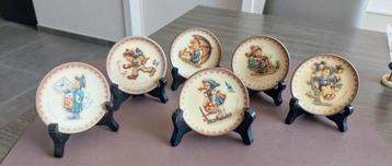M.J. Hummel.6 kleine bordjes met staander. beschikbaar voor biedingen
