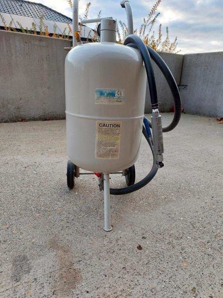 Zandstraalketel in nieuwstaat, Doe-het-zelf en Bouw, Compressors, Zo goed als nieuw, 6 tot 10 bar, 25 tot 100 liter, Mobiel, Ophalen