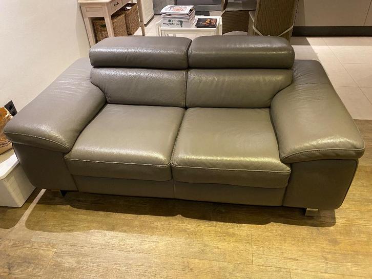 Grijs lederen tweezit zetel, Huis en Inrichting, Zetels | Zetels, Zo goed als nieuw, Rechte bank, Tweepersoons, 150 tot 200 cm