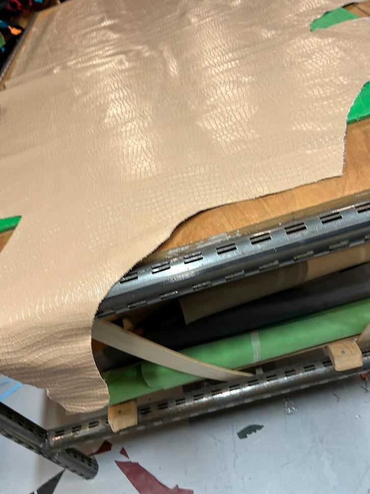 Beige Italiaanse halve huid 1.3mm dik stug&glans kroko A-274, Hobby en Vrije tijd, Stoffen en Lappen, Beige, Ophalen of Verzenden