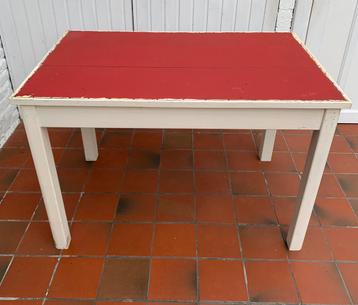 Vintage eettafel beschikbaar voor biedingen