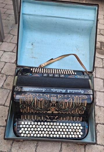 Accordeon beschikbaar voor biedingen
