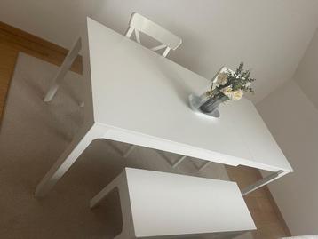 Ensemble table à manger blanche avec chaises et banc – Style disponible aux enchères