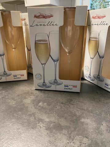 Champagne glazen beschikbaar voor biedingen
