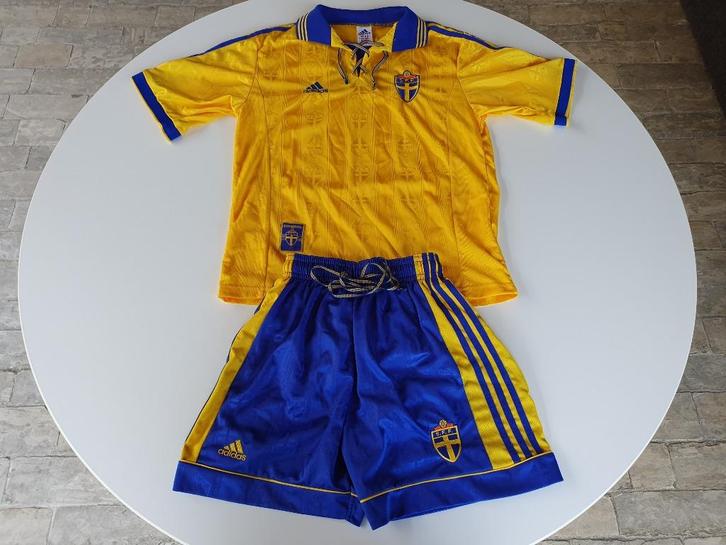 Voetbalshirt + broek Zweden 1998-1999 (Adidas, S), Verzamelen, Sportartikelen en Voetbal, Gebruikt, Shirt, Ophalen of Verzenden