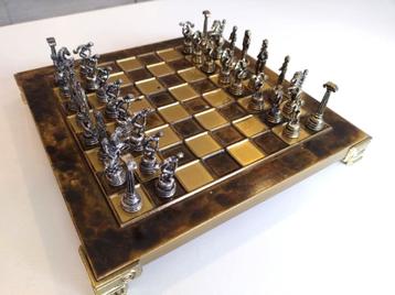 Schaakbord met Griekse figuurtjes beschikbaar voor biedingen
