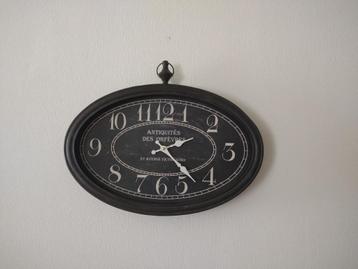 Gratis Wandklok voor keuken, hal, kamer. De klok beschikbaar voor biedingen