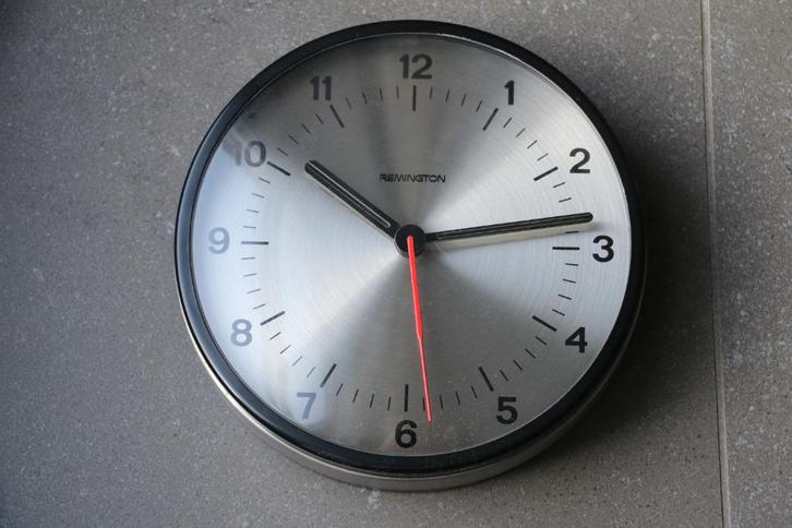 Remington 1970-1980 wandklok, 18 cm, Antiek en Kunst, Antiek | Klokken, Ophalen of Verzenden