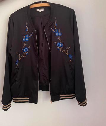 Zwart vestje met mooi blauw borduursel, WE  beschikbaar voor biedingen