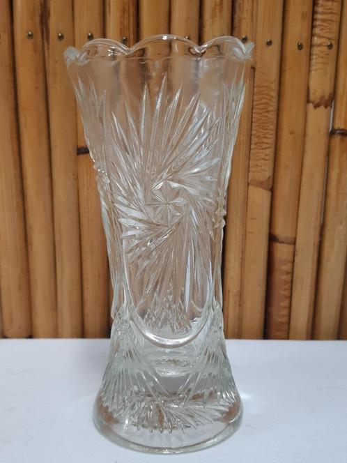 Superbe petit vase vintage 1950 en verre moulé taillé ciselé, Antiquités & Art, Antiquités | Vases, Enlèvement ou Envoi