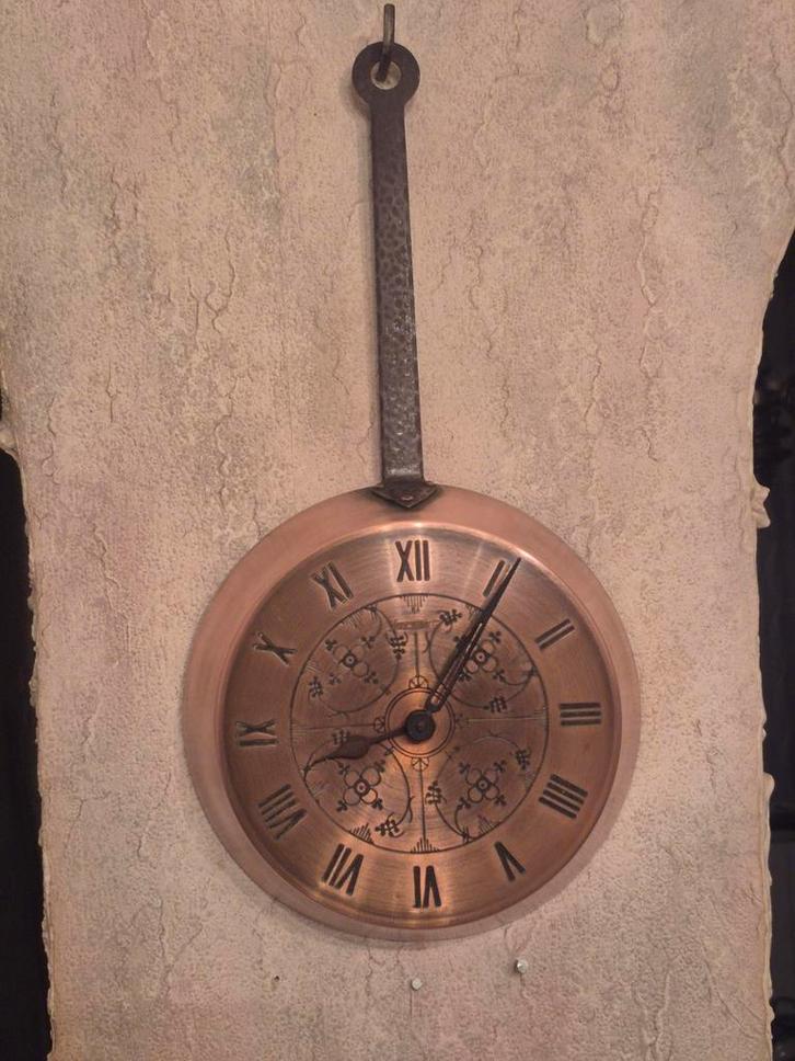 Decoratieve koperen wandklok in goede staat, Antiek en Kunst, Antiek | Klokken, Ophalen