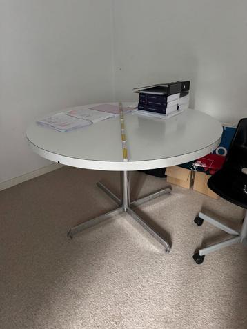 ronde witte tafel beschikbaar voor biedingen