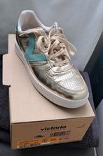 Goudkleurige sneaker met lichtgroen detail. Nieuw, Kleding | Dames, Ophalen, Overige kleuren, Nieuw, Victoria