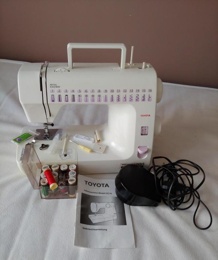 Toyota EC16  in prima staat + veel extras, Hobby en Vrije tijd, Naaimachines en Toebehoren, Zo goed als nieuw, Naaimachine, Overige merken