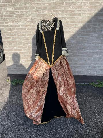 Victoriaanse kledingstaander met kleed beschikbaar voor biedingen