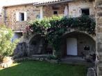 Typisch huis uit de Ardèche in Zuid-Ardèche (17e eeuw), Dorp, Frankrijk, Woonhuis, Aubenas