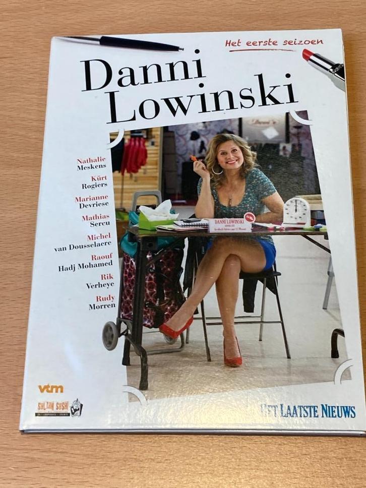 DVD Danni Lowinsky seizoen 1, Cd's en Dvd's, Dvd's | Komedie, Zo goed als nieuw, Romantische komedie, Vanaf 6 jaar, Ophalen of Verzenden