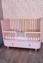 Babybed peuterbed meegroeibed myllra roze, Ophalen, Zo goed als nieuw, Ledikant