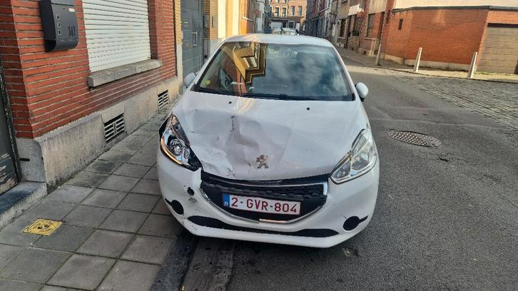 Peugeot 208 accidenté 1600cc HDI 2013, Autos, Peugeot, Particulier, Diesel, Euro 5, Berline, 5 portes, Boîte manuelle, Blanc, Noir