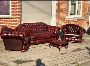 Ensemble Chesterfield en canapé 3 places rouge sang de bœuf  disponible aux enchères