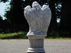 Beeld Engel op Ronde Sokkel - 73 cm - Steen, Tuin en Terras, Ophalen of Verzenden, Steen, Engelenbeeld
