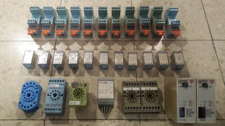 lot relay et support releco / carlo gavazzi / finder, Hobby en Vrije tijd, Elektronica-componenten, Gebruikt, Ophalen