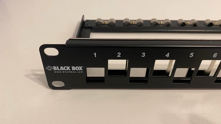 Patch Panel voor24 Keystones Black Box Grounded, Computers en Software, Pc- en Netwerkkabels, Zo goed als nieuw, Ophalen of Verzenden