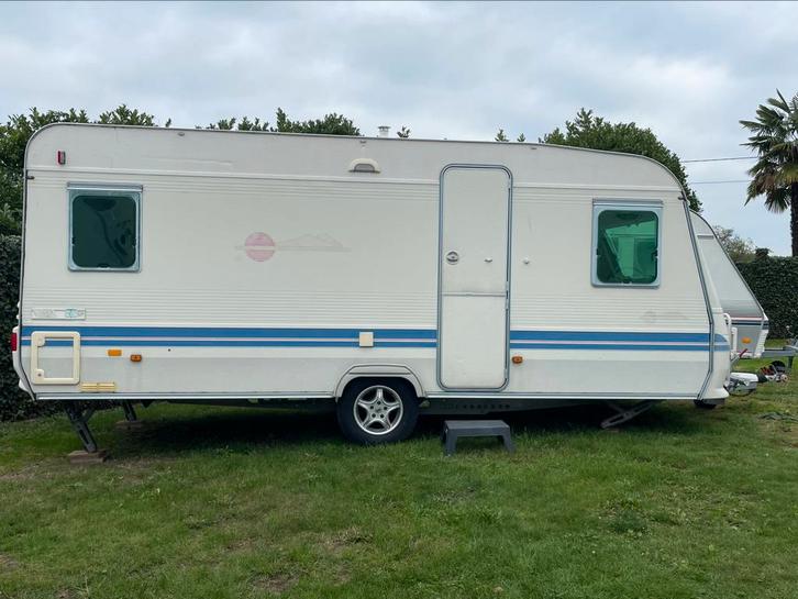 4 persoons Adria 502, rondzit, fransbed, douche, voortent, Caravans en Kamperen, Caravans, Bedrijf, tot en met 4, Rondzit, Adria