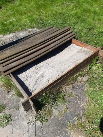 Zandbak in hardhout beschikbaar voor biedingen
