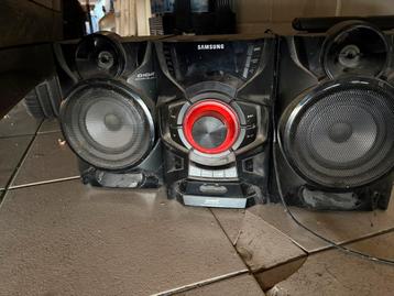 Kapotte stereo gratis beschikbaar voor biedingen