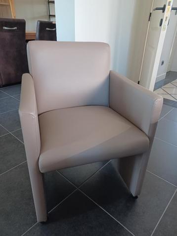4 armstoelen met wieltjes taupekleur perfecte staat  beschikbaar voor biedingen